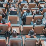 Leerlingen in een collegezaal tijdens een lezing, gefocust op studie en motivatie