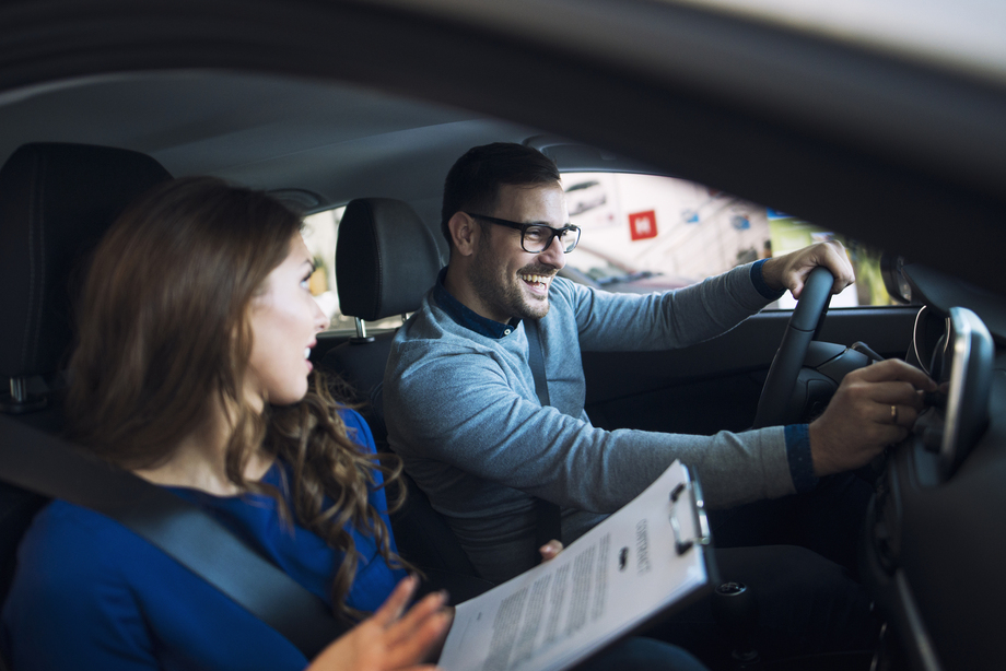 Rijinstructeur begeleidt leerling tijdens rijles in de auto.